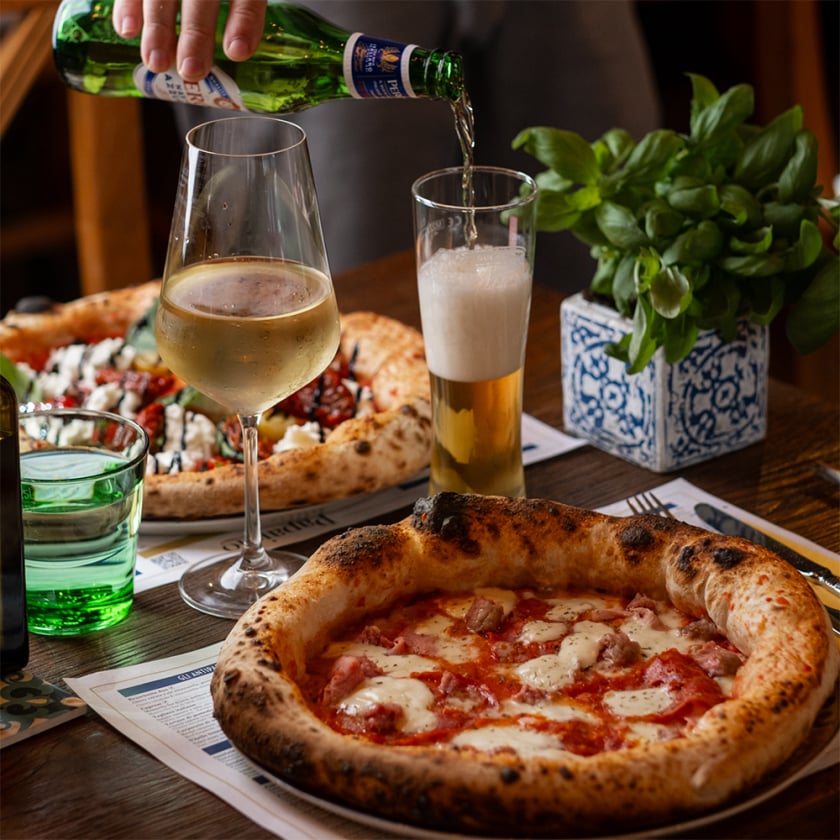 České a italské pivo v restauraci Papaiolo v Praze