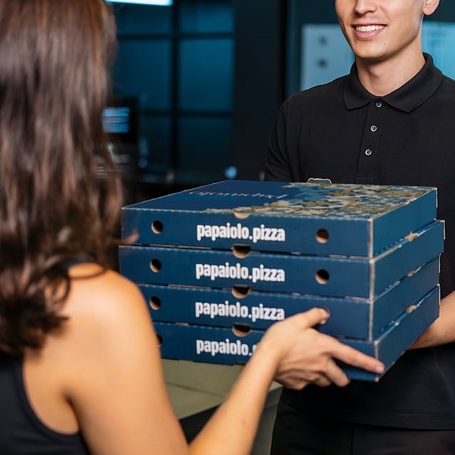 Fast pizza delivery in Prague