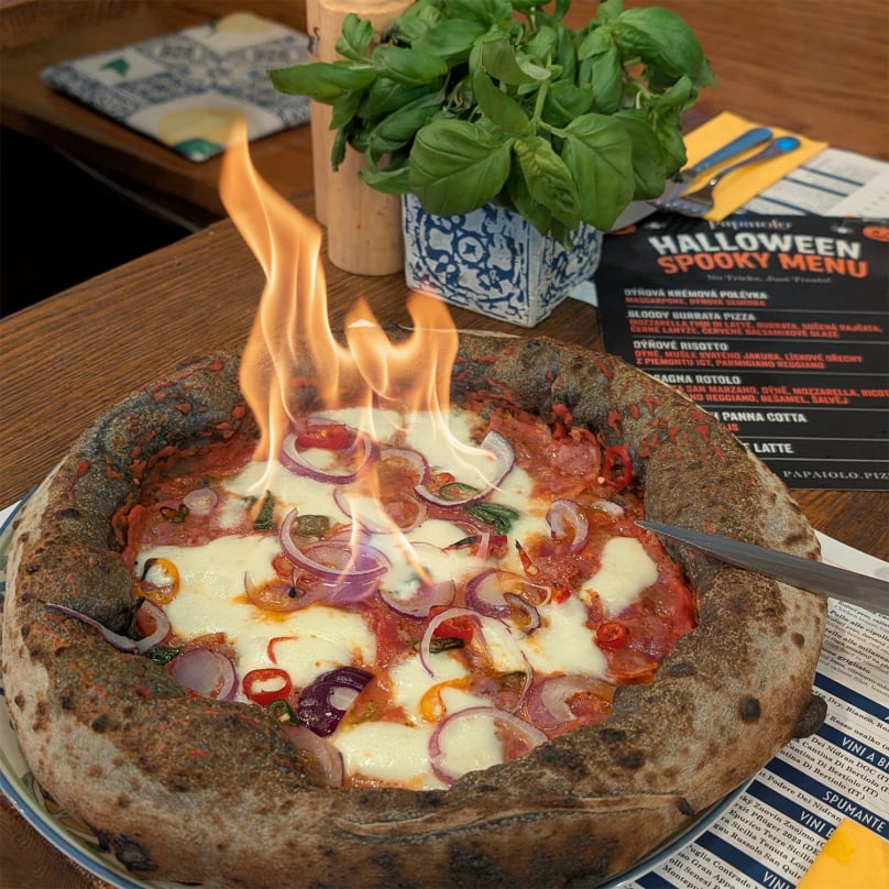 Ďábelská hořící pizza