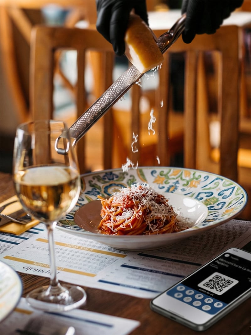 Čerstvě nastrouhaný sýr na těstoviny v restauraci Papaiolo